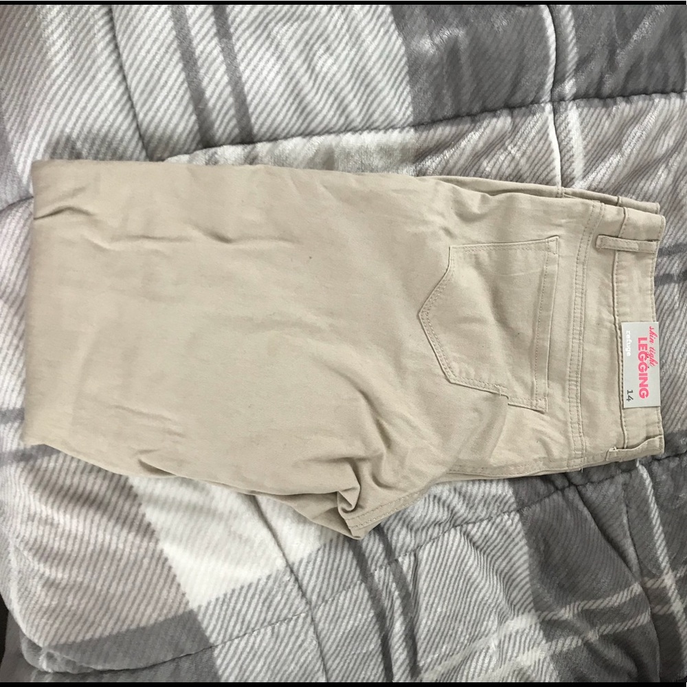 Khaki skin tight leggings.